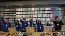 V Hongkongu jediná prodejna Apple distribuci iPadu pečlivě zorganizovala. Zájemcům určila dobu vyzvednutí a požadovala po nich identifikaci místním průkazem, aby se zamezilo snahám Číňanů mimo hongkongské území koupit si přístroj dříve, a vyhnout se tím doma spotřební dani.