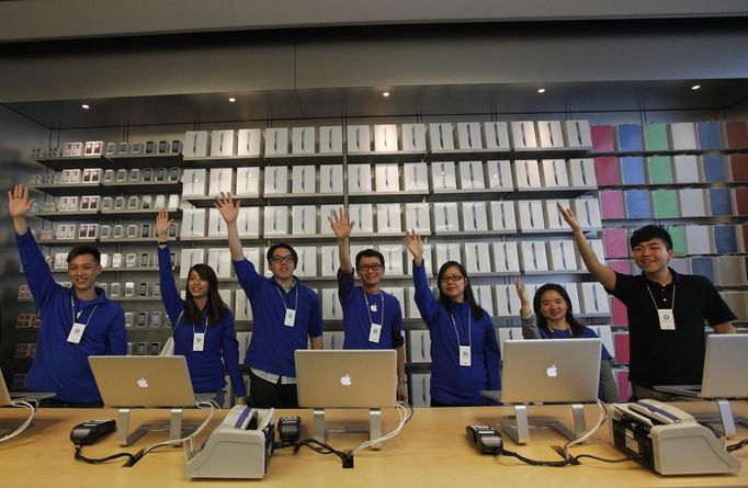 V Hongkongu jediná prodejna Apple distribuci iPadu pečlivě zorganizovala. Zájemcům určila dobu vyzvednutí a požadovala po nich identifikaci místním průkazem, aby se zamezilo snahám Číňanů mimo hongkongské území koupit si přístroj dříve, a vyhnout se tím doma spotřební dani.