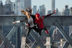 Film o Spider-Manovi už utržil přes miliardu dolarů, nový Matrix je třetí