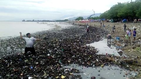 Děsivé záběry z Indonésie. Oblíbenou pláž zaplavily odpadky