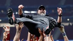 Trenér Liverpoolu Jürgen Klopp nad hlavami svých svěřenců po vítězství ve finále Ligy mistrů