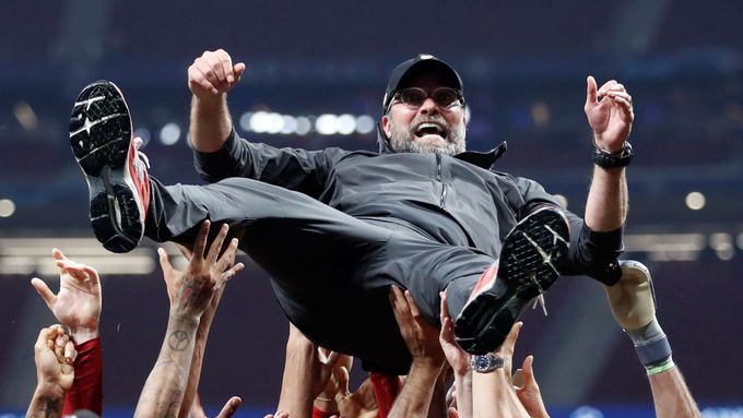 Trenér Liverpoolu Jürgen Klopp se po vítězství ve finále Ligy mistrů proletěl vzduchem nad hlavami svých svěřenců