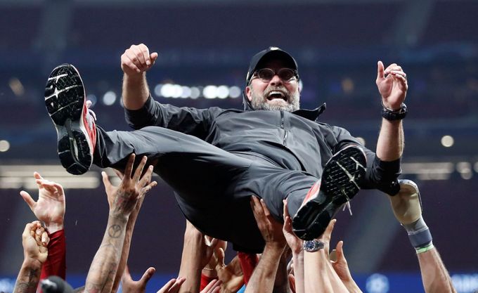 Trenér Liverpoolu Jürgen Klopp nad hlavami svých svěřenců po vítězství ve finále Ligy mistrů