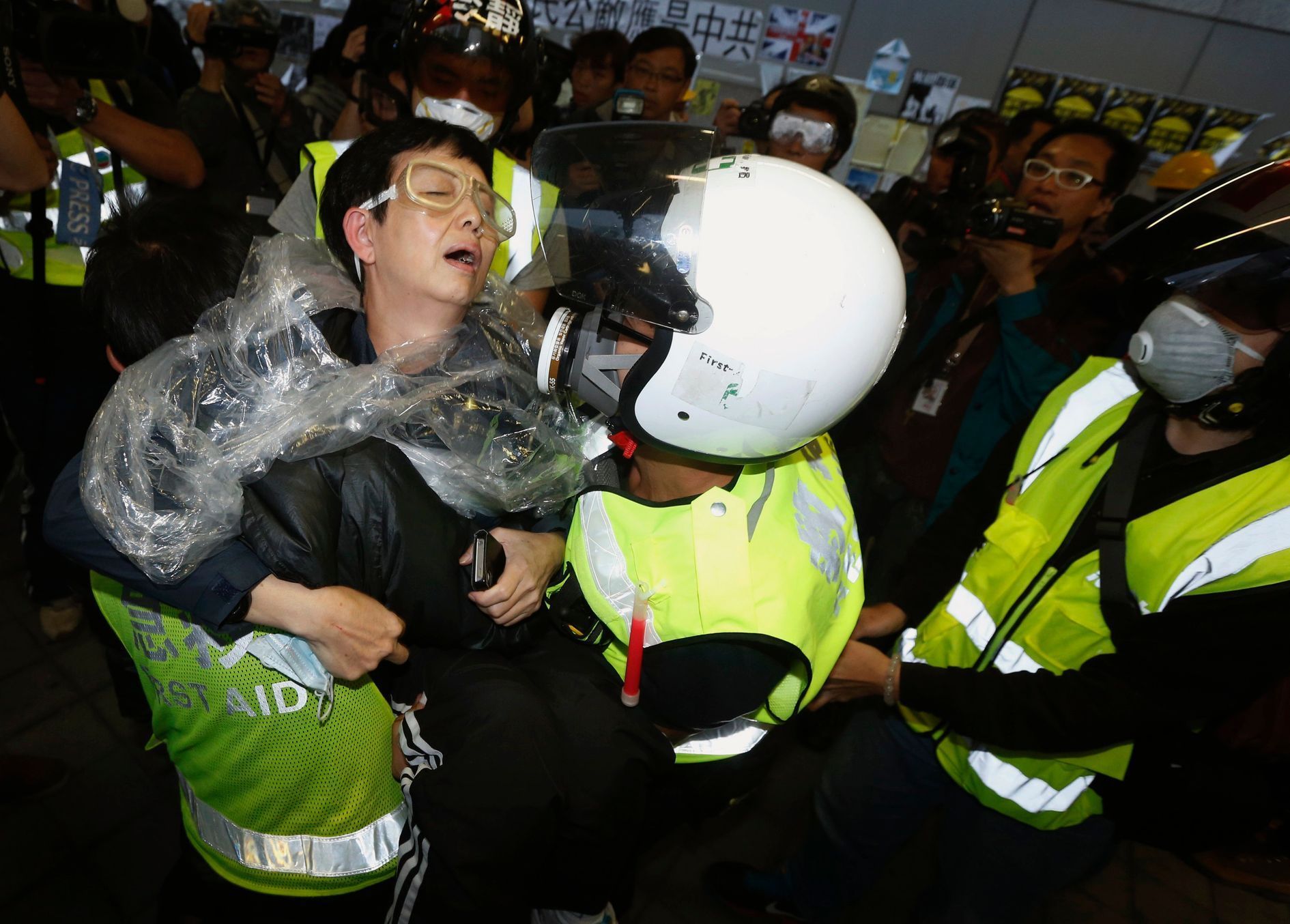 Střety demonstrantů s policisty v Hongkongu - 1. prosince