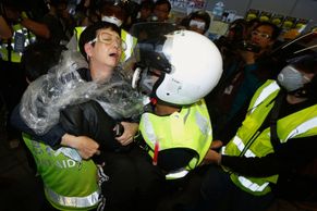 Foto: Policie v Hongkongu zbila demonstrující studenty