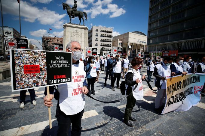 Turečtí zdravotníci v Ankaře protestují s transparenty, na nichž stojí: "Zastavte umírání, nevzdáme se svého práva na život."