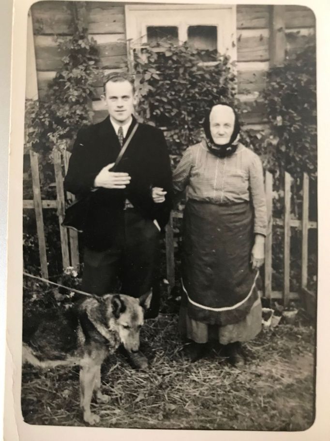 Autorčin děda zachycený během válečných let v pošťácké uniformě se svou babičkou.