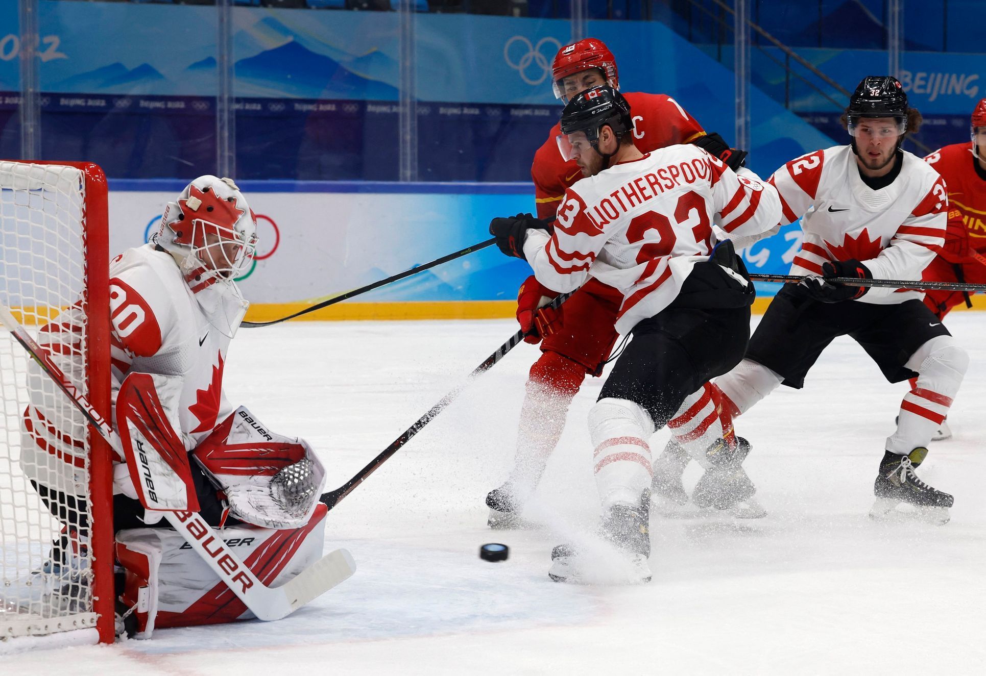 Tyler Wotherspoon v souboji s čínskými hokejisty na ZOH 2022.