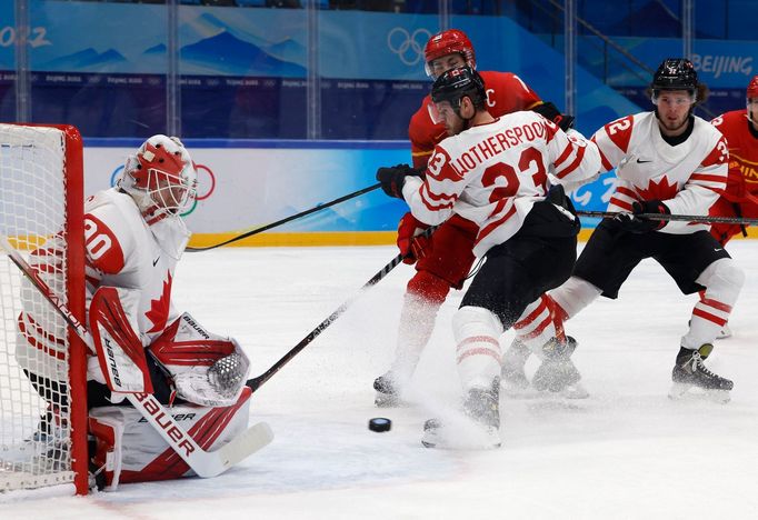 Tyler Wotherspoon v souboji s čínskými hokejisty na ZOH 2022.