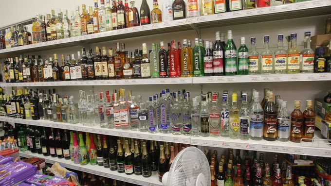 Všechny lahve s alkoholem nad 20 % musely z polic zmizet.