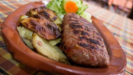 Plněná kapsa z mletého masa, to je srbská pljeskavica