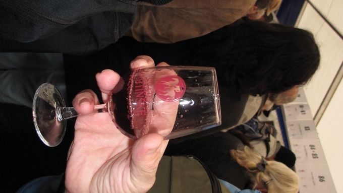 sklenice s vínem