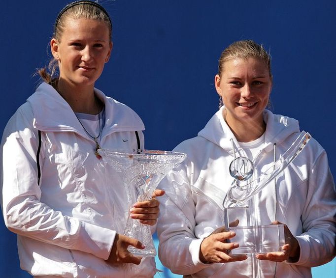 Věra Zvonarevová (vpravo) z Ruska porazila ve finále ženské dvouhry na turnaji ECM Prague Open 2008 Victorii Azarenkovou z Běloruska (vlevo).