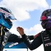 Piloti Mercedesu Valtteri Bottas a Lewis Hamilton po kvalifikaci na GP Portugalska F1 2021