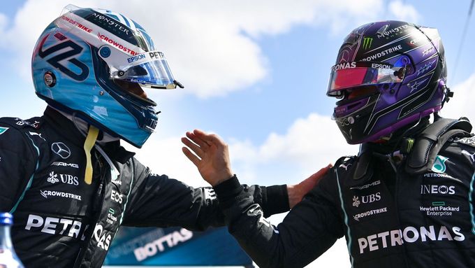 Piloti Mercedesu Valtteri Bottas a Lewis Hamilton po kvalifikaci na GP Portugalska F1.