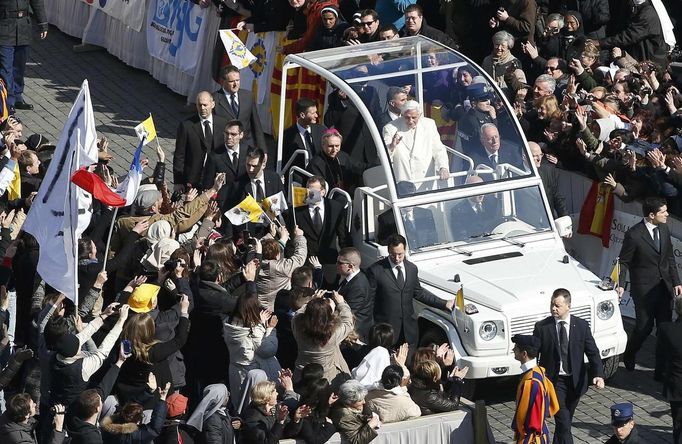 Pope Benedict XVI waves from his Popemobile as he rides through a packed Saint Peter's Square at the Vatican during his last general audience, February 27, 2013. The weekly event which would normally be held in a vast auditorium in winter, but has been moved outdoors to St. Peter's Square so more people can attend. The pope has two days left before he takes the historic step of becoming the first pontiff in some six centuries to step down instead of ruling for life. REUTERS/Tony Gentile (VATICAN - Tags: RELIGION) Published: Úno. 27, 2013, 10:07 dop.