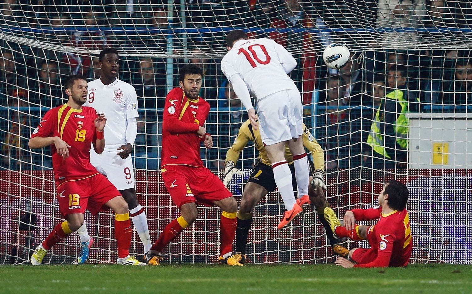 Fotbal, Černá Hora - Anglie: Wayne Rooney (10) dává gól