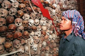 Foto: Středověké mučení a pak poprava. Zemřel ředitel obávané věznice Rudých Khmerů