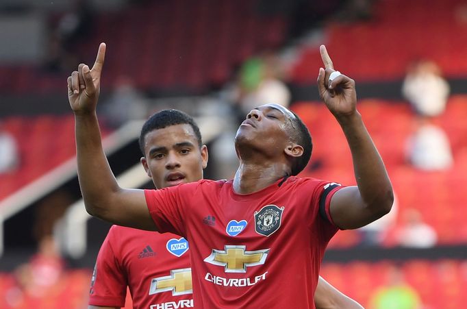 Anthony Martial slaví branku v síti Sheffieldu