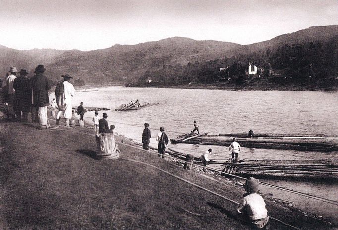 Bokoraši (voraři) u břehu Tisy, Podkarpatská Rus. Nedatováno (cca. 20. - 30. léta)