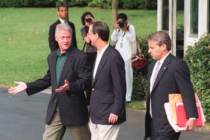 Bill Clinton s personálním šéfem Bílého domu Erskinem Bowlesem (vpravo) v době, kdy měl Clinton poskytnout svědectví v případu Moniky Lewinské. 30. července 1998.