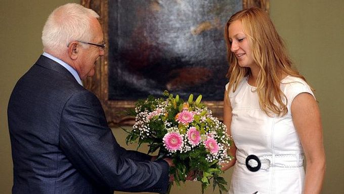 Václav Klaus gratuluje wimbledonské vítězce Petře Kvitové