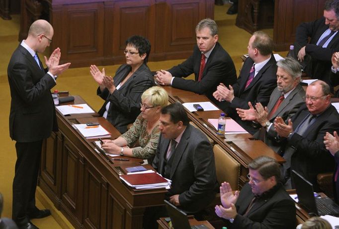 Sociální demokraté tleskají. Jejich návrh na vyslovení nedůvěry vládě podpořilo potřebných 101 poslanců.