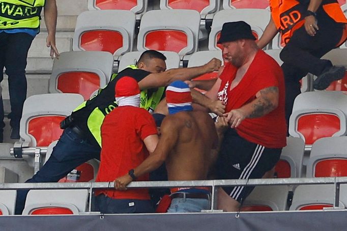 Soccer Football - Europa Conference League - Group D - OGC Nice v Cologne - Allianz Riviera, Nice, France - September 8, 2022 Fans clash before the match REUTERS/Eric Gai