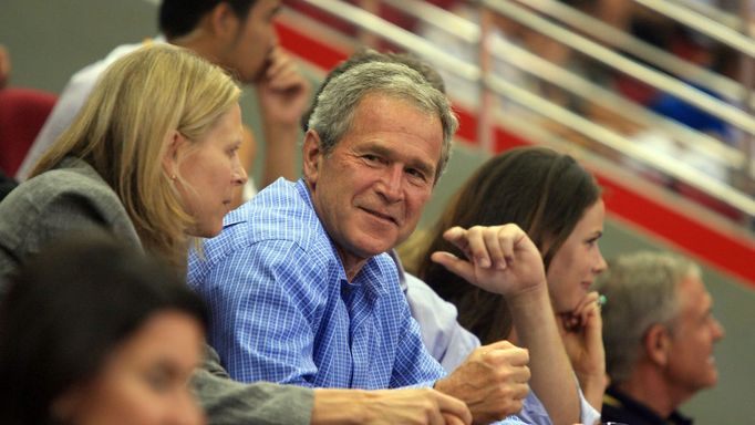 Bývalý americký prezident George W. Bush měl stejně jako ten český Václav Klaus pro sport slabost. Osobně přijel podpořit i basketbalistky své země na olympiádu v Pekingu, kde sledoval úvodní zápas Američanek na turnaji s českým výběrem. Ten zámořské hráčky jasně ovládly a nastartovaly se k parádní jízdě za zlatem.