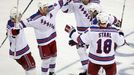 Hráči New Yorku Rangers Brandon Dubinsky (vlevo), Martin Straka (druhý zleva), Michal Rozsíval (uprostřed) a Marc Staal (vpravo) gratulují Jaromíru Jágrovi ke gólu do sítě New Jersey.