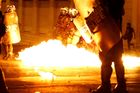 Řečtí demonstranti se střetli s policií při výročí smrti mladíka zastřeleného policií