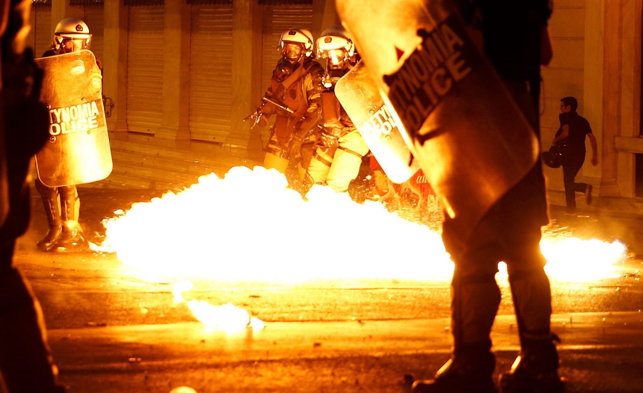 Demonstranti v Aténách zaútočili na policii