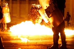 Řečtí demonstranti se střetli s policií při výročí smrti mladíka zastřeleného policií