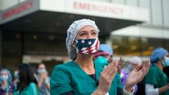 Roušky Amerika potlesk zdravotníkům