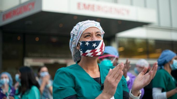 Ilustrační foto. Amerika tleská zdravotníkům (a nosí roušky).