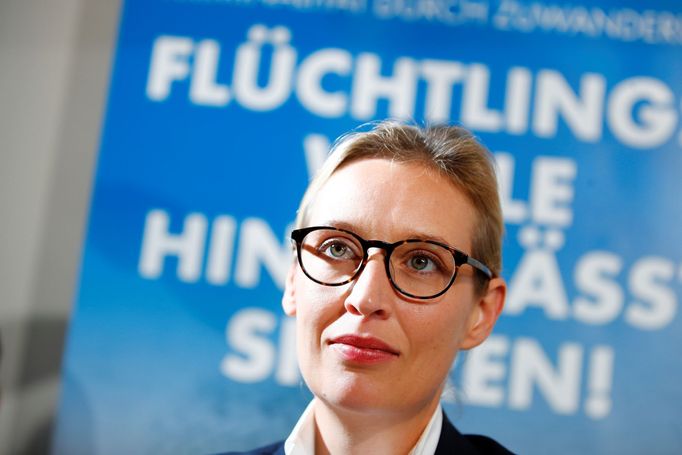 Alice Weidelová na pondělní tiskové konferenci Alternativy pro Německo (AfD). Weidelová byla společně s Alexanderem Gaulandem volebním lídrem AfD.