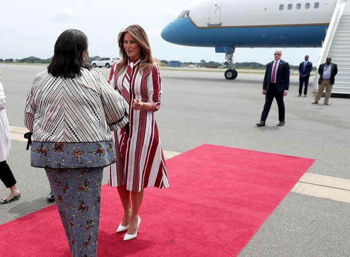 Melania Trumpová v ghanské metropoli Accra v rámci své pětidenní cesty po Africe, na fotografii s první dámou Ghany