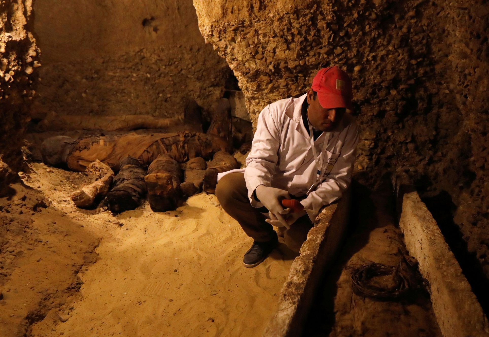 Archeologové objevili v egyptské provincii Mínjá jižně od Káhiry starověké pohřební komory, ve kterých se nachází asi 40 mumií různé velikosti i pohlaví.