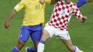 Brazilec Ronaldinho (vlevo) bojuje o míč s Darijo Srnou z Chorvatska.