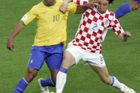 Brazilec Ronaldinho (vlevo) bojuje o míč s Darijo Srnou z Chorvatska.