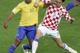 Brazilec Ronaldinho (vlevo) bojuje o míč s Darijo Srnou z Chorvatska.