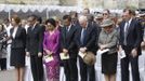 (L-R) Australian Prime Minister Julia Gillard, Indonesian Foreign Minister Marty Natalegawa, Indonesia Health Minister Nafsiah Mboi, Bali Governor Made Mangku Pastika, Former Australian Prime Minister John Howard and his wife Janette Howard, Leader of the Opposition in the Australian House of Representatives Anthony John Abbott pray as they observe a moment of silence for victims of the 2002 Bali bomb attack during a commemoration service for the 10th anniversary of the Bali bombing in Garuda Wisnu Kencana (GWK) cultural park in Jimbaran, Bali October 12, 2012. Eighty-eight Australians were among the 202 people killed in the attacks on the Sari Club and Paddy's Bar at the popular tourist area of Kuta on October 12, 2002. REUTERS/Made Nagi/Pool (INDONESIA - Tags: POLITICS ANNIVERSARY) Published: Říj. 12, 2012, 6:34 dop.