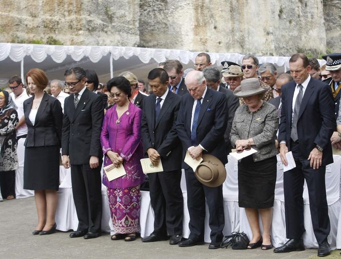 (L-R) Australian Prime Minister Julia Gillard, Indonesian Foreign Minister Marty Natalegawa, Indonesia Health Minister Nafsiah Mboi, Bali Governor Made Mangku Pastika, Former Australian Prime Minister John Howard and his wife Janette Howard, Leader of the Opposition in the Australian House of Representatives Anthony John Abbott pray as they observe a moment of silence for victims of the 2002 Bali bomb attack during a commemoration service for the 10th anniversary of the Bali bombing in Garuda Wisnu Kencana (GWK) cultural park in Jimbaran, Bali October 12, 2012. Eighty-eight Australians were among the 202 people killed in the attacks on the Sari Club and Paddy's Bar at the popular tourist area of Kuta on October 12, 2002. REUTERS/Made Nagi/Pool (INDONESIA - Tags: POLITICS ANNIVERSARY) Published: Říj. 12, 2012, 6:34 dop.