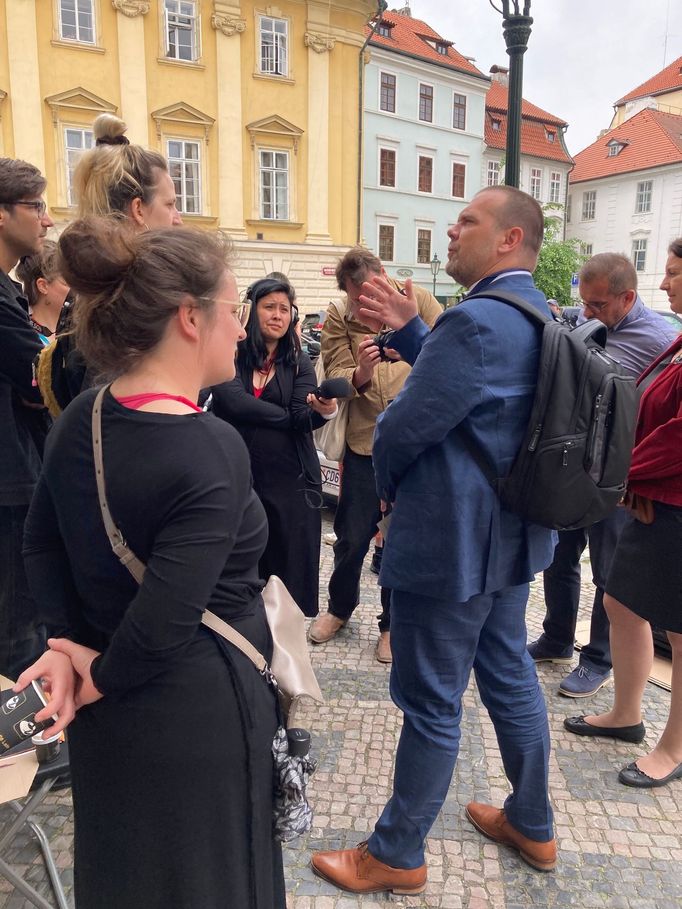 Mezi demonstranty přišel i ministr kultury Martin Baxa z ODS.