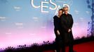 Na snímku z červeného koberce jsou německý režisér Wim Wenders s manželkou Donatou.