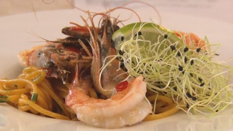 Grilované tygří krevety a šafránové špagety si můžete jednoduše udělat i doma