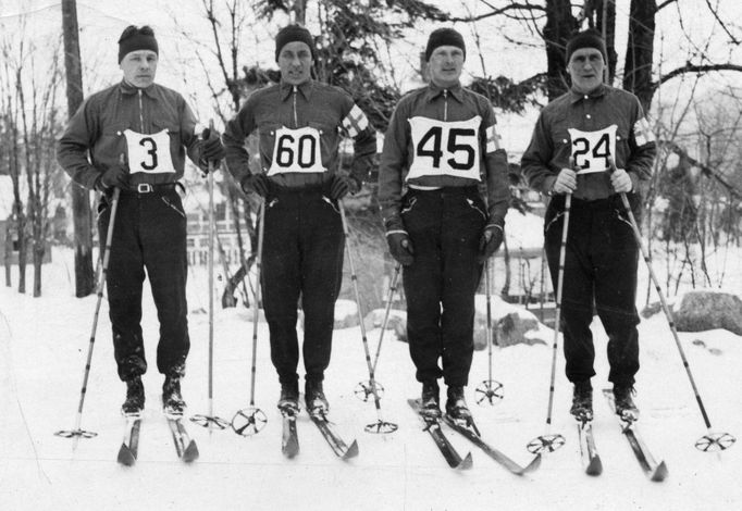 běžky 1932 Ossi Blomqvist johtaa pikaluistelun 10000 m:n alkuerää Lake Placidin olympialaisissa 1932 URHEILUMUSEO / LEHTIKUVA *** FINLAND OUT. NO THIRD PARTY SALES. ***