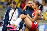 Velká favoritka světového šampionátu ve finále ženského sprintu na 200 metrů Allyson Felixová se místo boje o zlato v půlce trati zranila a z dráhy ji museli odnést pořadatelé.