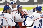 MS v hokeji 2000: Tomáš Vlasák se spoluhráči se radují z gólu v semifinále proti Kanadě