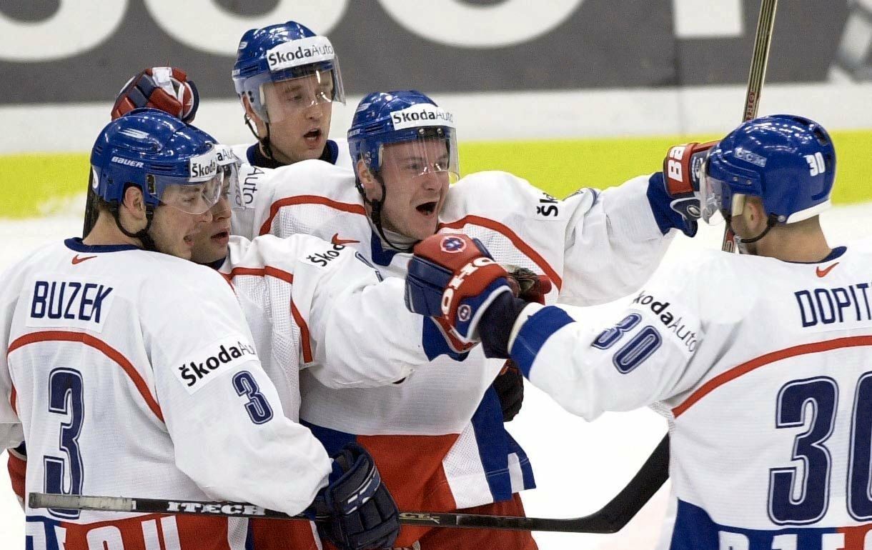 MS v hokeji 2000: Tomáš Vlasák se spoluhráči se radují z gólu v semifinále proti Kanadě